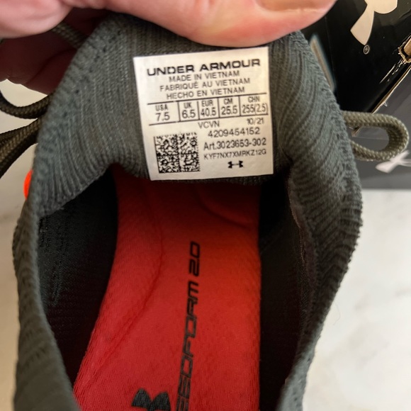 Under Armour size 7.5 men - camo HOVR - Picture 7 of 10